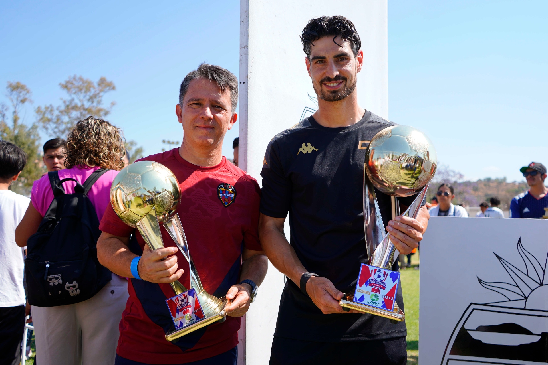 Cristian con trofeos internacionales